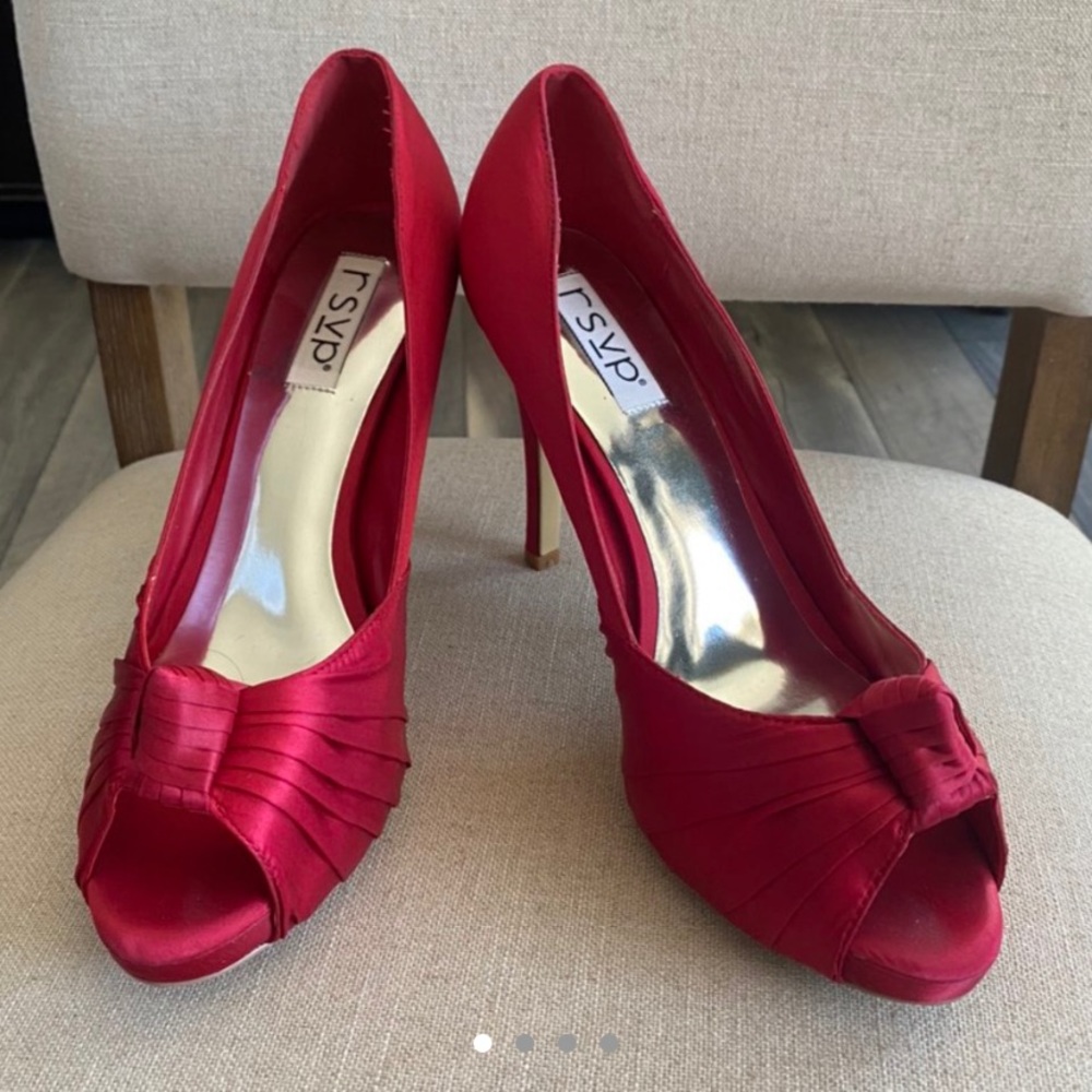gorgeous, deep red, open toe heels ❣️